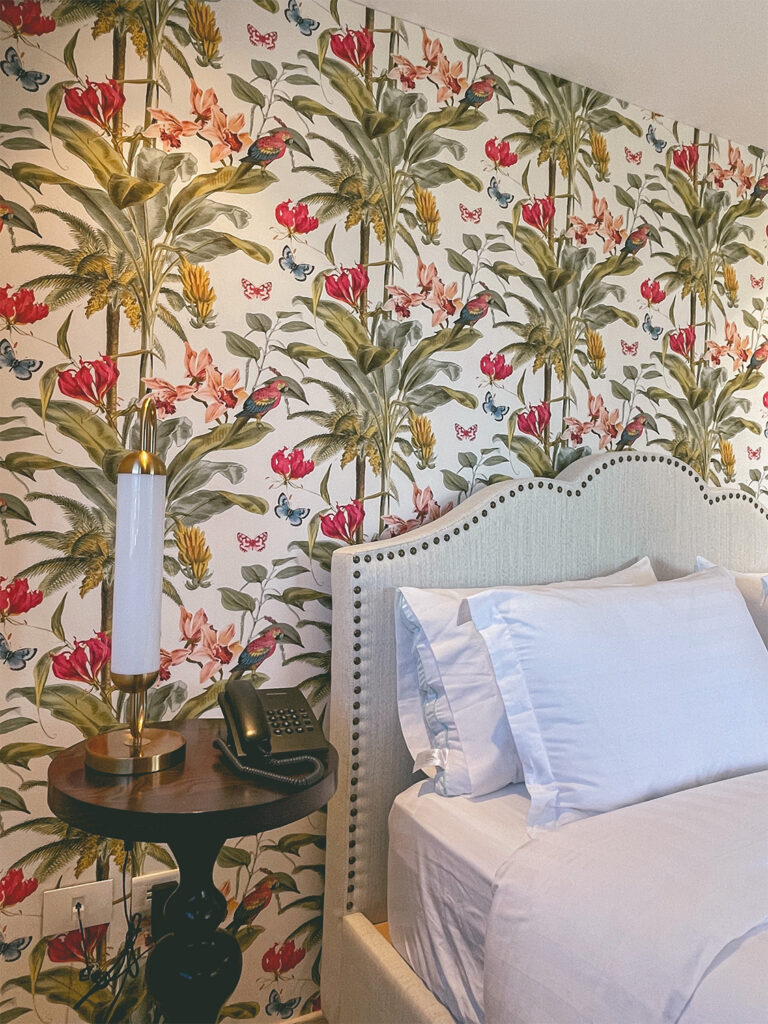 DELUXE SUITE-305